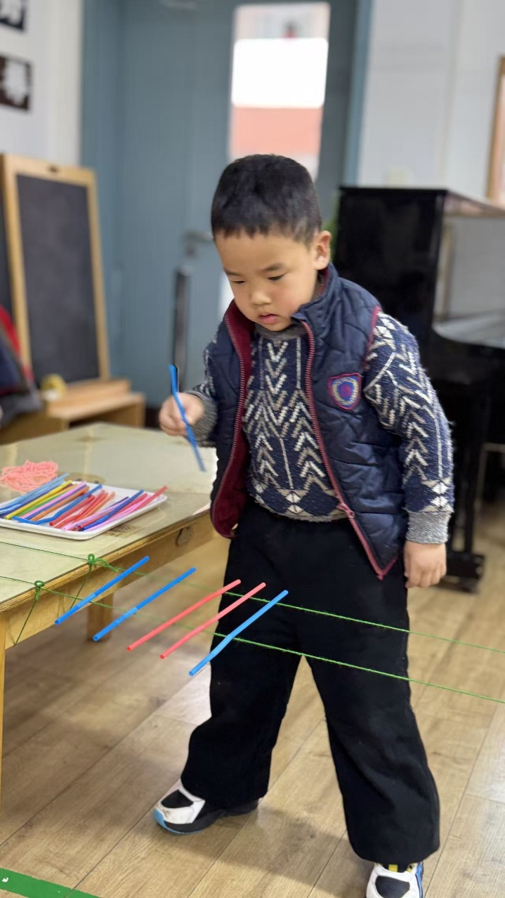 吸管搭桥      专注一“线” —— 中班宝贝的“独木桥”挑战之旅