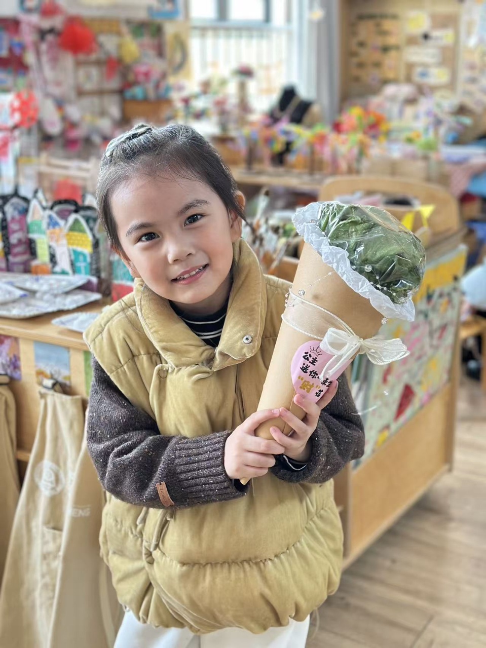 童心暖三月   稚手传温情——钟声快乐幼儿园三八女神节主题活动