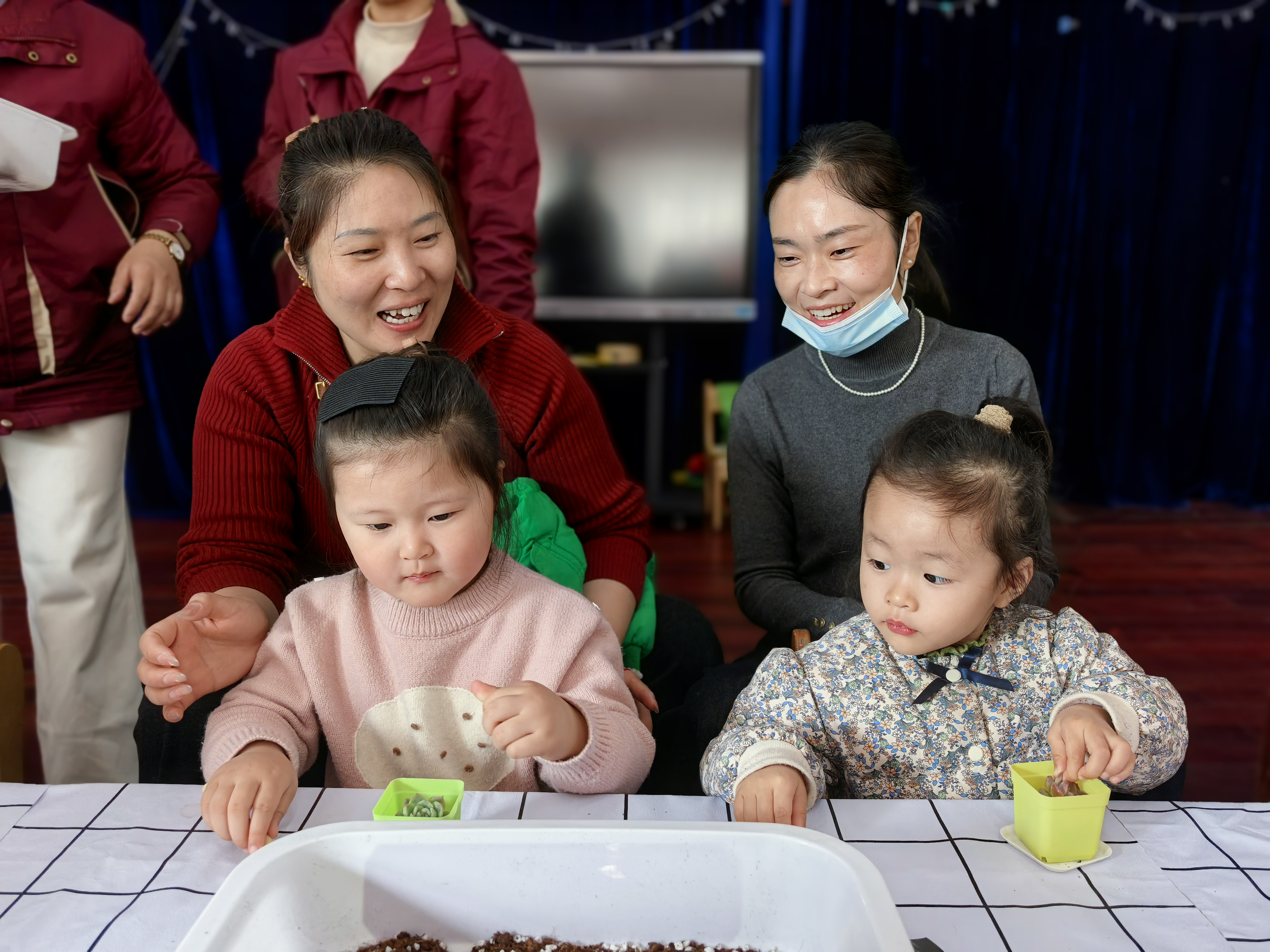 “小手栽绿意，亲子种希望”