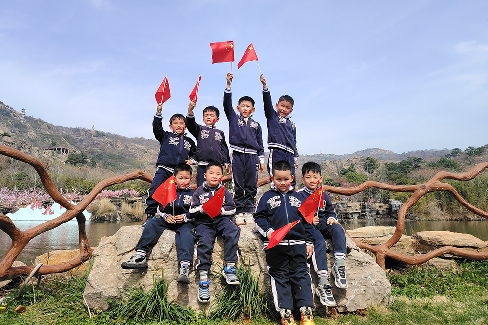 寻春赴红色之约,童心向伟大祖国